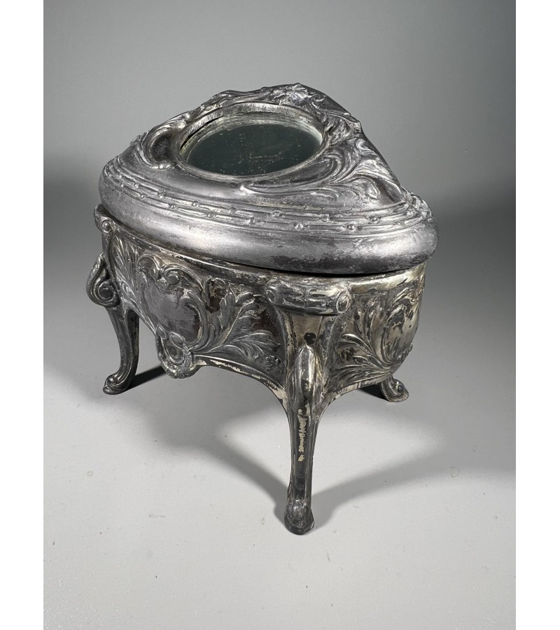 Dėžutė, skrynelė-komodėlė su veidrodėliu antikvarinė, Art Nouveau stiliaus juvelyrikai. Prancūzija. Kaina 87