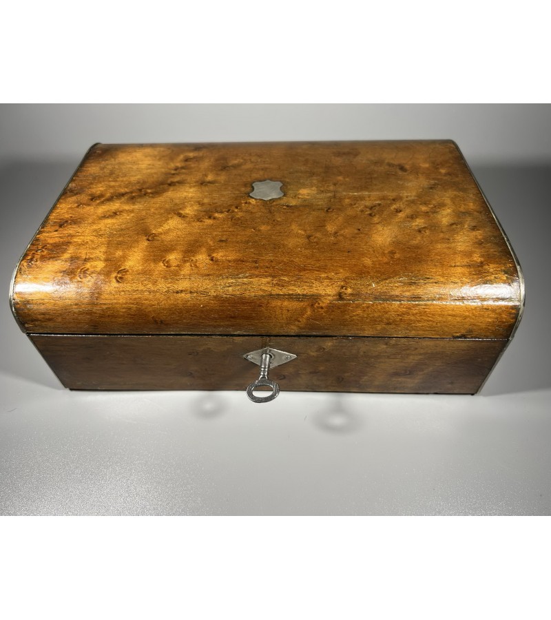 Dėžutė, skrynelė antikvarinė, rakinama, medinė, apvaliais kampais. Kaina 88