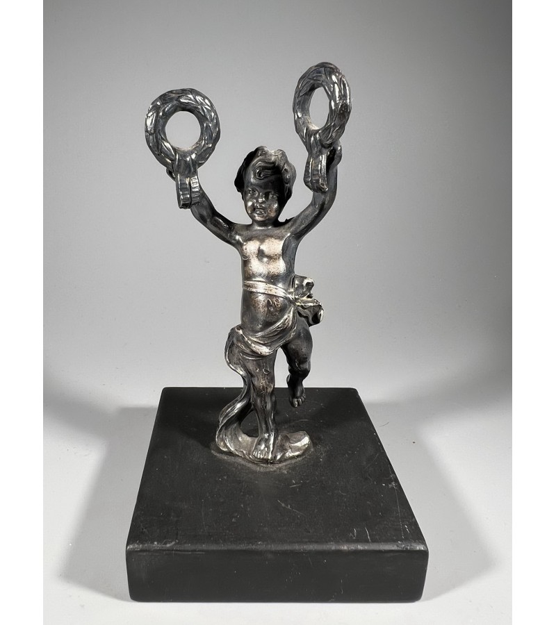 Statulėlė Vaikas su vainikais, antikvarinė marmuriniu pagrindu. Kaina 87
