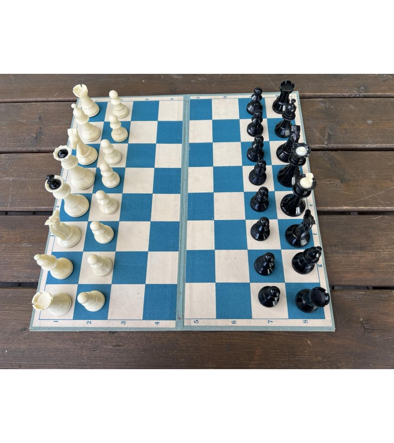 Šachmatai plastmasiniai su lenta sovietiniai, tarybinių laikų. Kaina 23