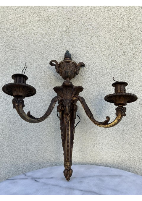 Žvakidė antikvarinė, bronzinė, bra, gali būti sieninė lempa. Masyvi, puošta gyvūnų motyvais. Svoris 3,7 kg. Prancūzija. Kaina 108