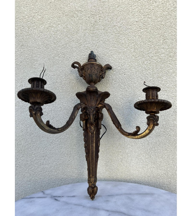 Žvakidė antikvarinė, bronzinė, bra, gali būti sieninė lempa. Masyvi, puošta gyvūnų motyvais. Svoris 3,7 kg. Prancūzija. Kaina 108