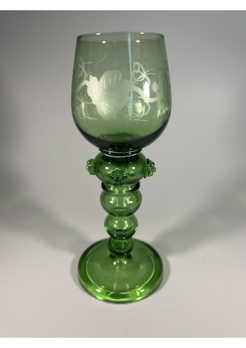 Taurė vynui Gullaskruf išskirtinio dizaino, žalsvos spalvos stiklas, pūsto stiklo ergonomiška kojelė. Kaina 18