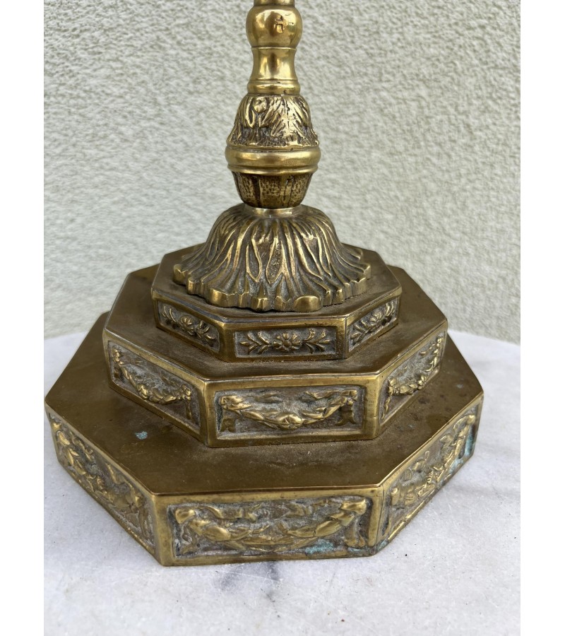 Menora, žvakidė religinė, bronzinė, antikvarinė 5 šakų. Svoris 2,8 kg. Kaina 128