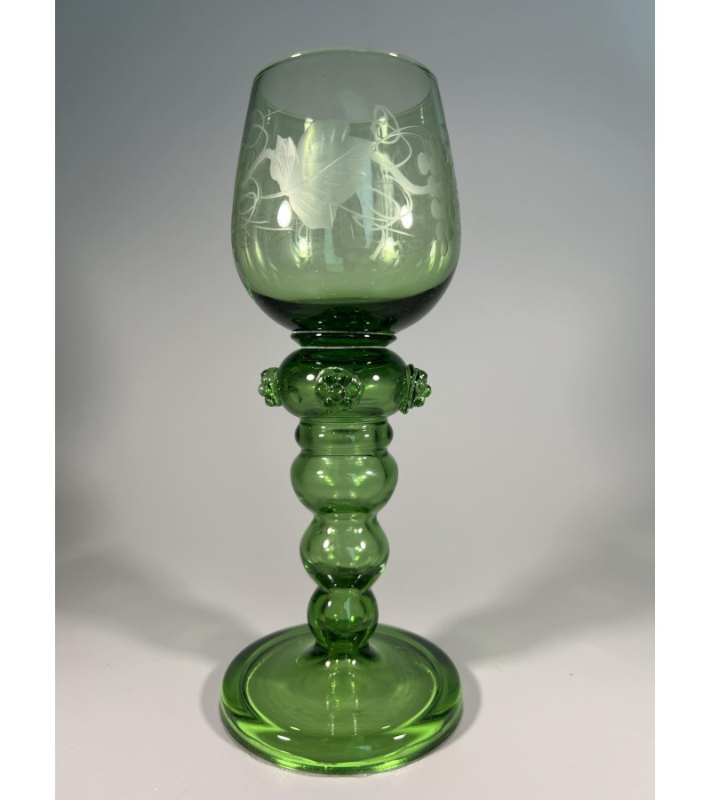 Taurė vynui Gullaskruf išskirtinio dizaino, žalsvos spalvos stiklas, pūsto stiklo ergonomiška kojelė. Kaina 18