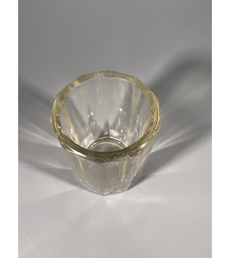 Stiklinė, stiklinaitė antikvarinė, tarpukario laikų. Talpa 40 ml. Aukštis 6 cm. Rasta Kaune. Kaina 18