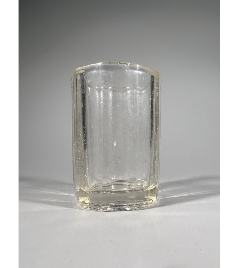 Stiklinė, stiklinaitė antikvarinė, tarpukario laikų. Talpa 40 ml. Aukštis 6 cm. Rasta Kaune. Kaina 18