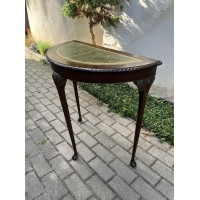 Konsolė puošta oda, tvirta, antikvarinė. Kaina 178