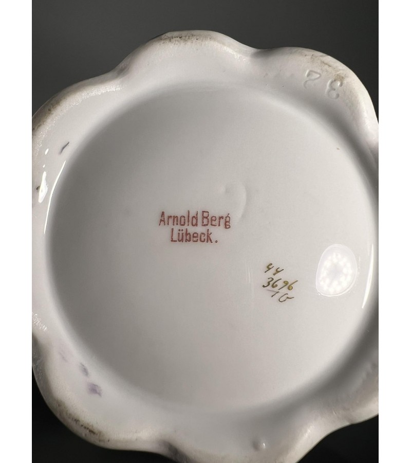 Arbatinukas, kavinukas porcelianinis, tapytas ARNOLD BERG, LUBECK. Apie 1900 m. Kaina 53