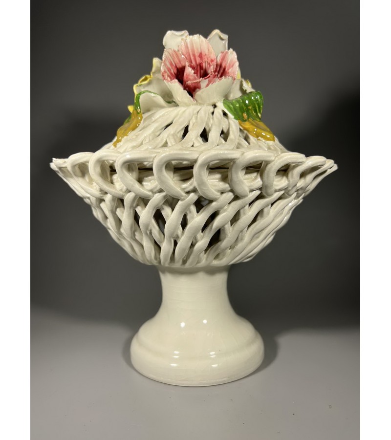 Vaza su dangčiu puoštu gėlėmis porcelianinė, vintažinė. Italija. Aukštis 26 cm. Kaina 38