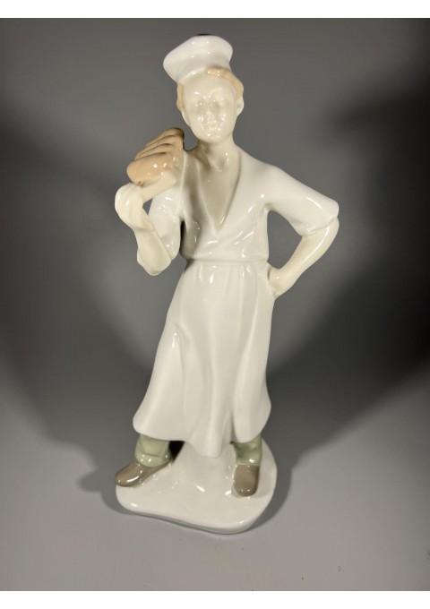 Statulėlė porcelianinė Kepėjas.GDR. Vokietija. Aukštis 26 cm. Kaina 48