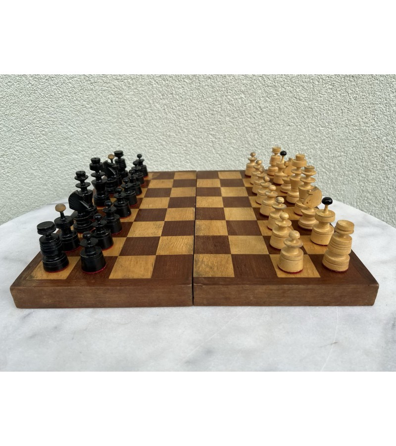 Šachmatai su lenta mediniai, antikvariniai. Kaina 38