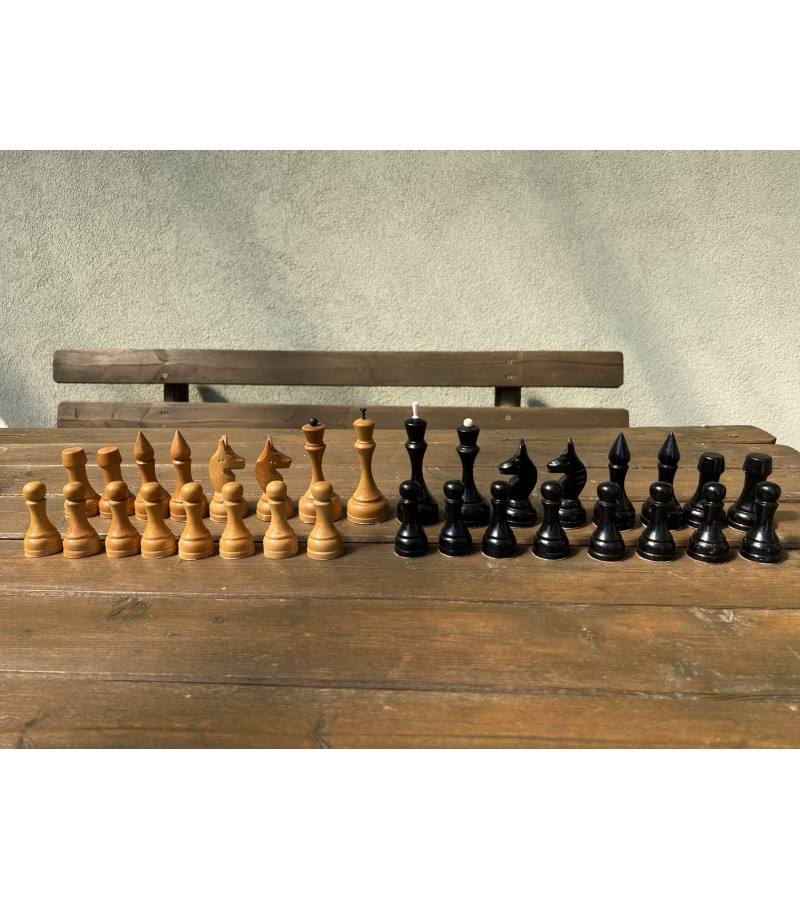 Šachmatai mediniai, vintažiniai. Karaliaus aukštis 12, pėstininko 7 cm. Kaina 28
