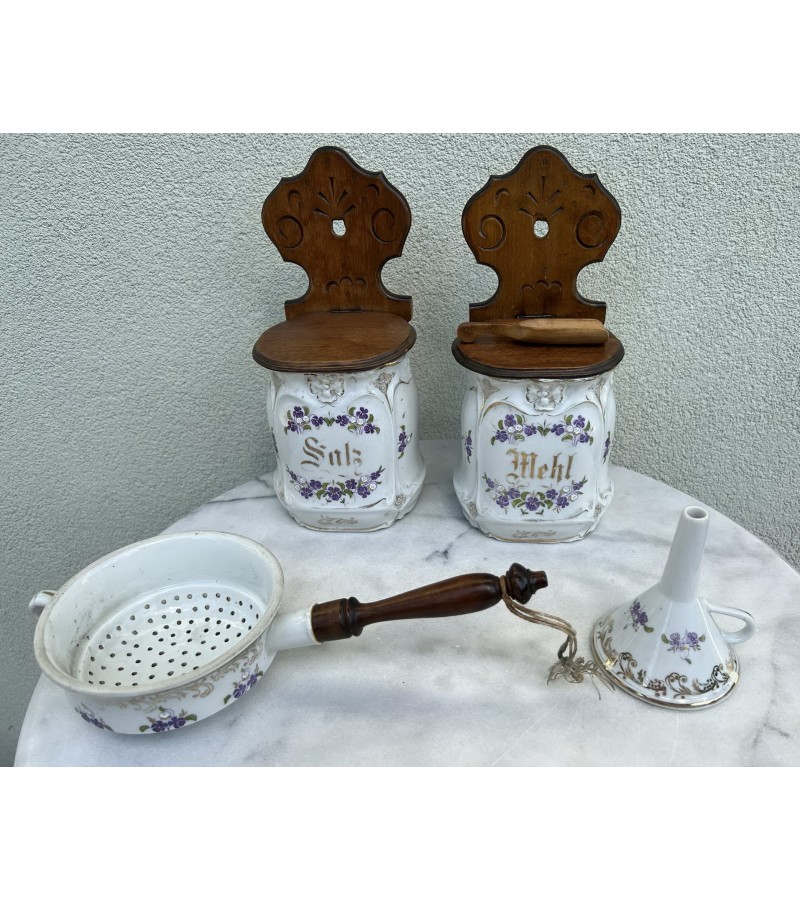 Indai porcelianiniai, antikvariniai, komplektas. Druskai ir miltams po 88, kiaurasamtis - rėtis 43, piltuvėlis 33