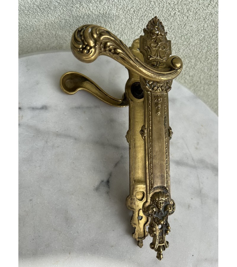 Rankena bronzinė, antikvarinio stiliaus. Kaina 93