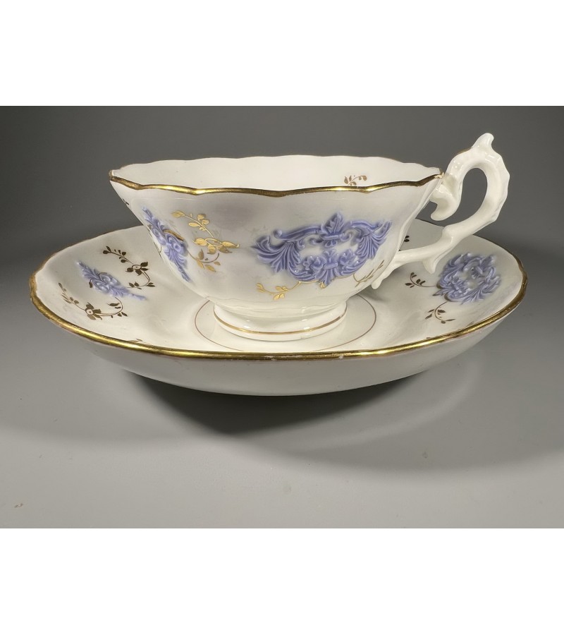 Puodelis su lėkštute porcelianis, antikvarinis, Rokoko stiliaus, Samuel Alcock. Anglija. 1880-1900 m. Puodelio talpa 240 ml. Būklė labai gera. Kaina 23