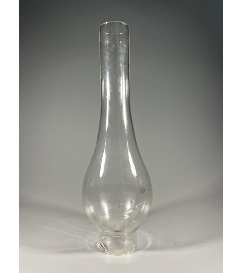 Žibalinės lempos gaubtas, stiklas. Apatinis skersmuo 3,5 cm., aukštis 20 cm. Kaina 18