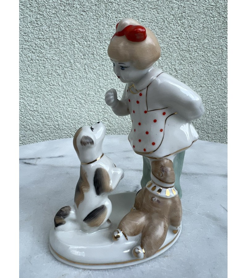 Statulėlė Mergaitė su šuniu ir lėle porcelianinė, tarybinių laikų. Fabrikas Polonne ZHK. 1960-70 m. Kaina 87