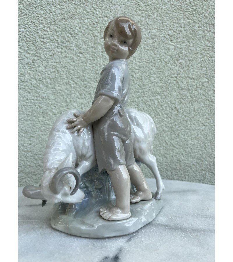 Statulėlė Vaikas su avinu porcelianinė. Ispanija. Aukštis 23 cm. Kaina 53