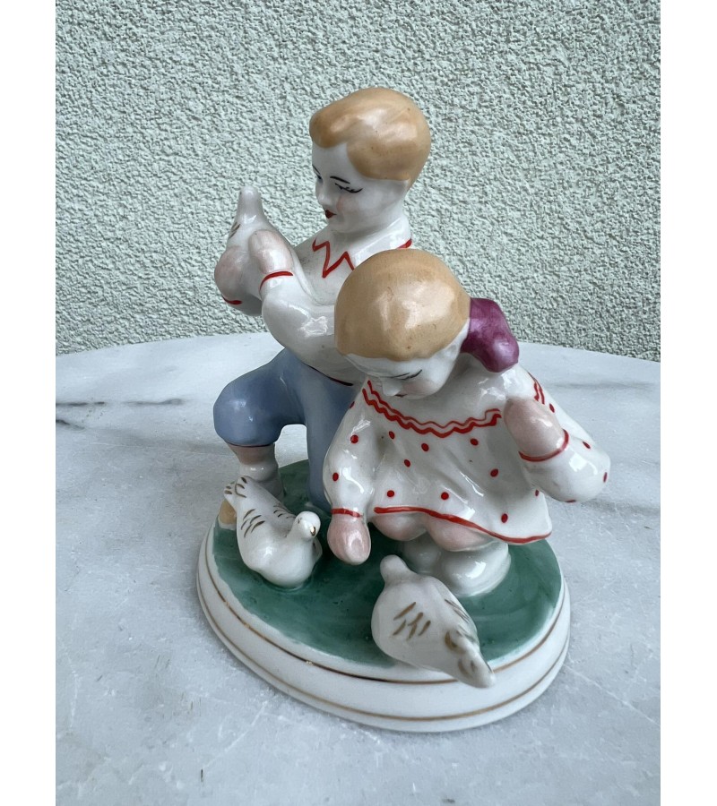 Statulėlė Vaikai ir balandžiai porcelianinė, tarybinių laikų. Fabrikas Polonne ZHK. 1960-70 m. Kaina 87