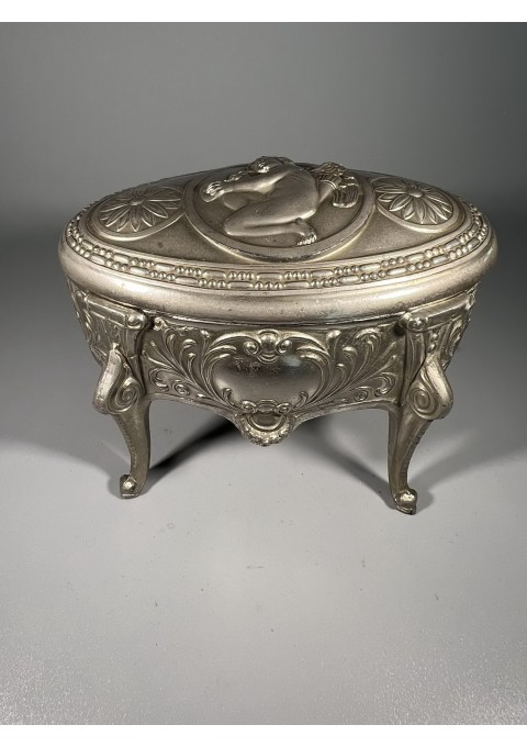 Dėžutė, skrynelė JANCO antikvarinė, Art Nouveau stiliaus juvelyrikai. Puošta reljefiniu Amūro piešiniu. Prancūzija. Kaina 68