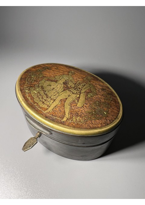 Dėžutė Rokoko stiliaus, antikvarinė, rakinama rakteliu. Žalvaris, bronza, medis. Kaina 126