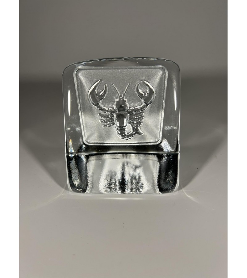 Stiklas masyvus, Zodiako ženklas Vėžys. Gamintojas Nybro Švedija, dizaineris Paul Isling. Kaina 18