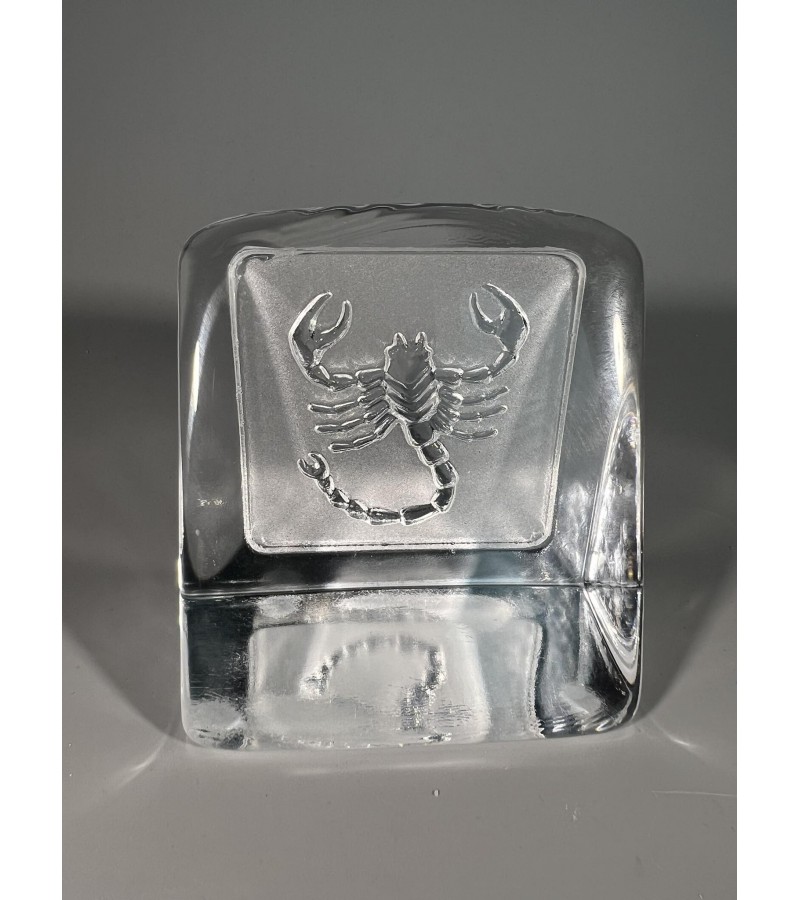 Stiklas masyvus, Zodiako ženklas Skorpionas. Gamintojas Nybro Švedija, dizaineris Paul Isling. Kaina 18