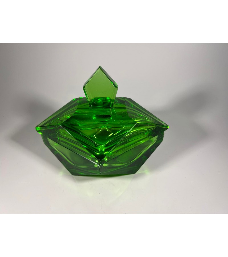Dėžutė Art Deco stiliaus sunkaus presuoto žalio stiklo tarpukario laikų. Kaina 63
