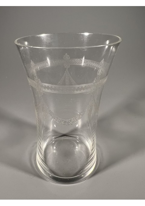 Stiklinė antikvarinė, raižyto, plono stiklo, Viktorijos laikų (1837-1901) stiliaus. Talpa 240 ml. Kaina 16