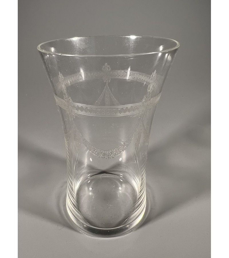 Stiklinė antikvarinė, raižyto, plono stiklo, Viktorijos laikų (1837-1901) stiliaus. Talpa 240 ml. Kaina 16