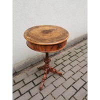 Staliukas, stovelis su stalčiuku puoštas beržo šaknies fanertiote, drožinetas, antikvarinis. Tvirtas, Kaina 148