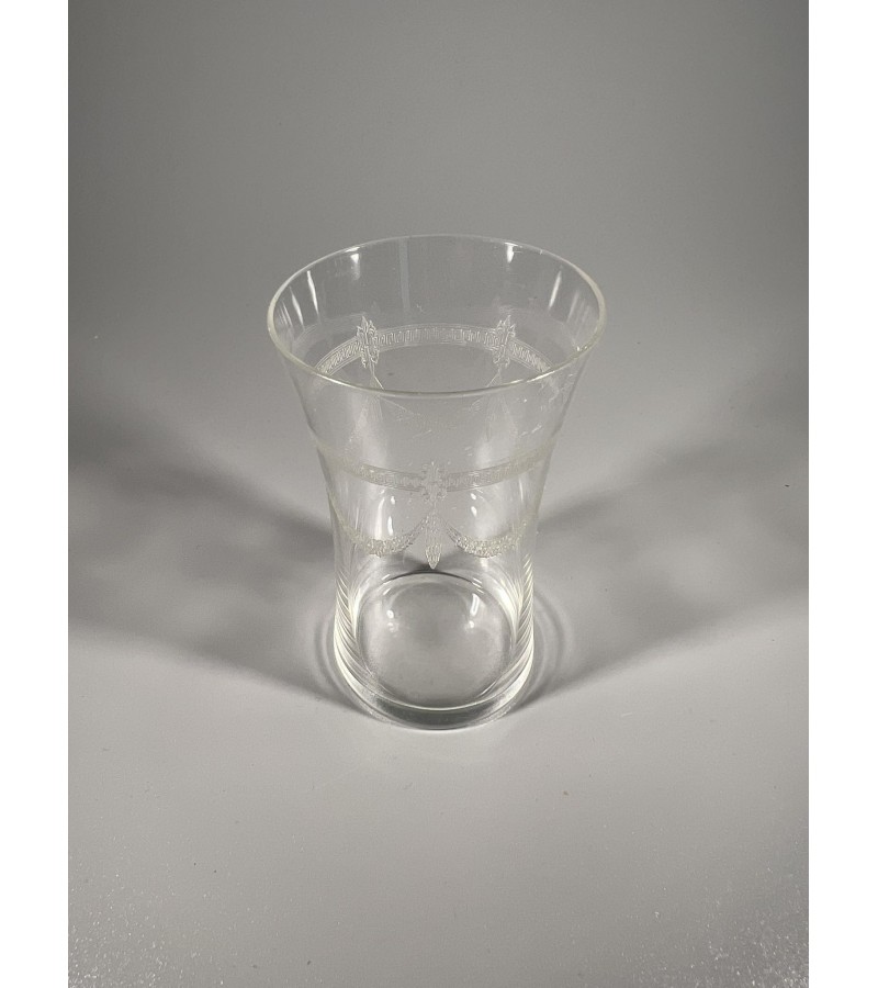 Stiklinė antikvarinė, raižyto, plono stiklo, Viktorijos laikų (1837-1901) stiliaus. Talpa 150 ml.  Kaina 16
