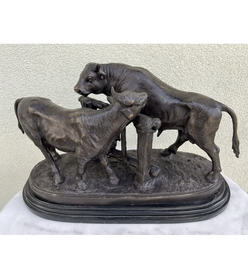 Statula, statulėlė bronzinė Jautis ir karvė, Svoris 20 kg. Autorius prancūzas Pierre-Jules Mene (1810-1879), parašas 'Mene', marmurinis pagrindas. Kaina 268