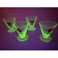 Taurelės, stikliukai antikvariniai, urano stiklo, tapytom gėlėm. Talpa 60 ml. 4 vnt. Kaina po 16