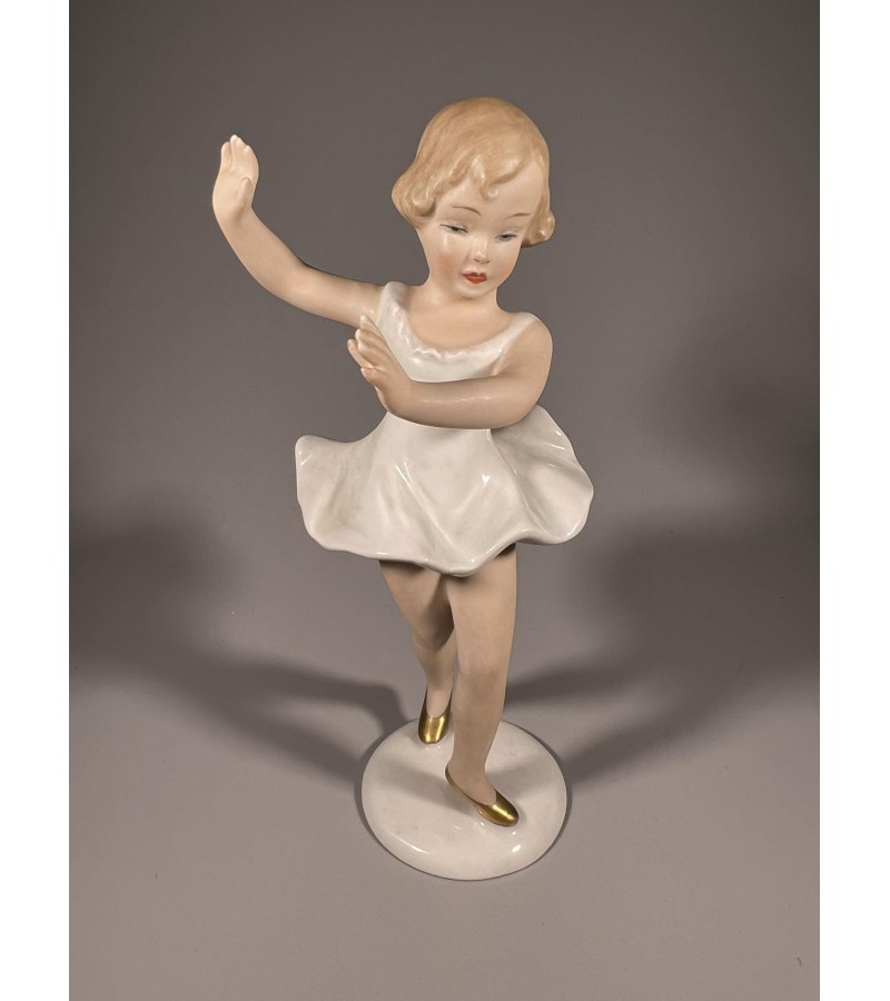 Statulėlė porcelianinė Mažoji baleto šokėja - šokanti mergaitė, Wallendorf Crown & “W 1764”. Kaina 63