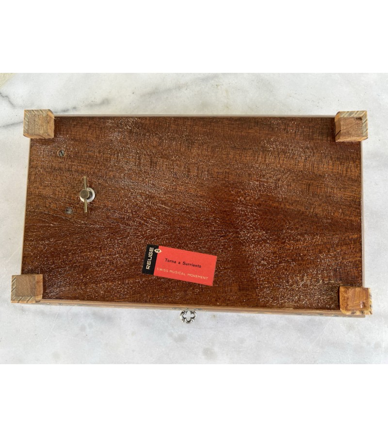 Muzikinė dėžutė medinė, rakinama, su veidrodėliu. Šveicariškas mechanizmas. Grojanti melodiją Totna a Surriento. Kaina 158