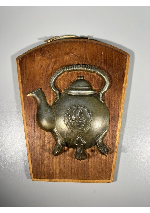 Kabykla trijų kabliukų stilizuotas alavinis arbatinis, arbatinukas. Kabliukai tvirti. Kaina 23