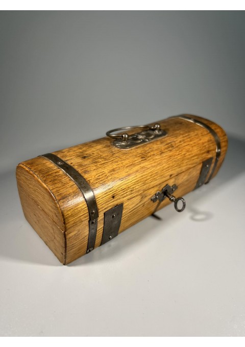 Skrynelė, dėžutė medinė, ąžuolinė, rakinama, antikvarinė. Kaina 43