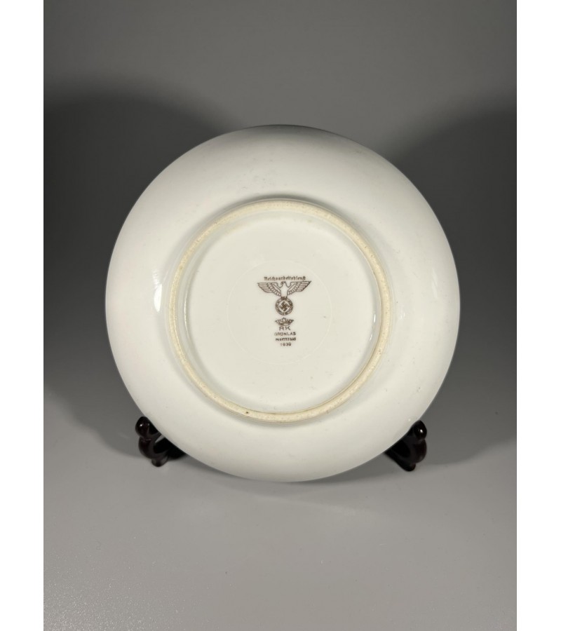 Lėkštė porcelianinė su svastika, vokiška, antikvarinė, II PK. Gamintojas RK (Rudolf Kämpf) Gruenlas Sudetengau. 1939 m. Skersmuo 17 cm. Kaina 53