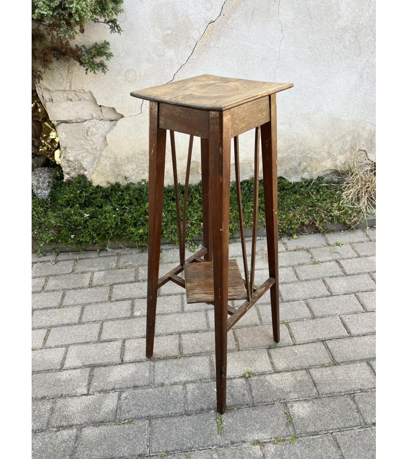 Stovelis - staliukas antikvarinis, medinis, tvirtas. Kaina 73