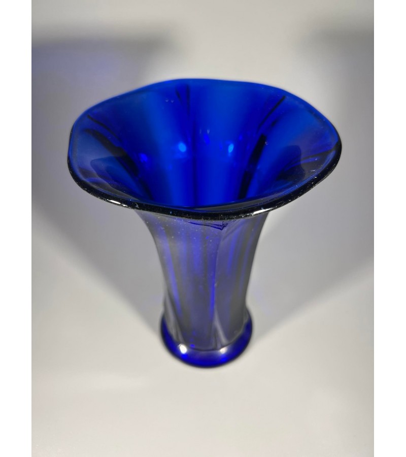 Vazelė, vaza mėlyno storo stiklo antikvarinė. Kaina 23
