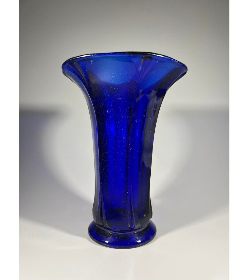 Vazelė, vaza mėlyno storo stiklo antikvarinė. Kaina 23
