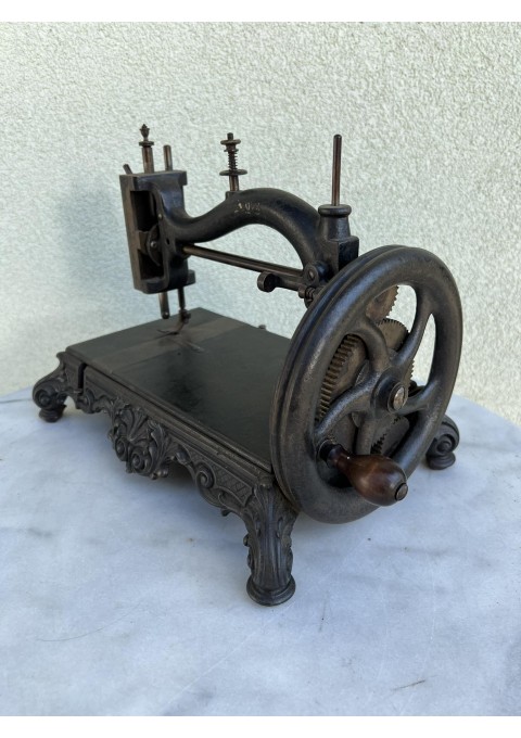 Siuvimo mašina antikvarinė įdomaus dizaino, ketaus, špižinė. Kaina 128