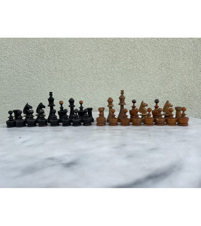 Šachmatai mediniai, antikvariniai, drožinėti. Kaina 87