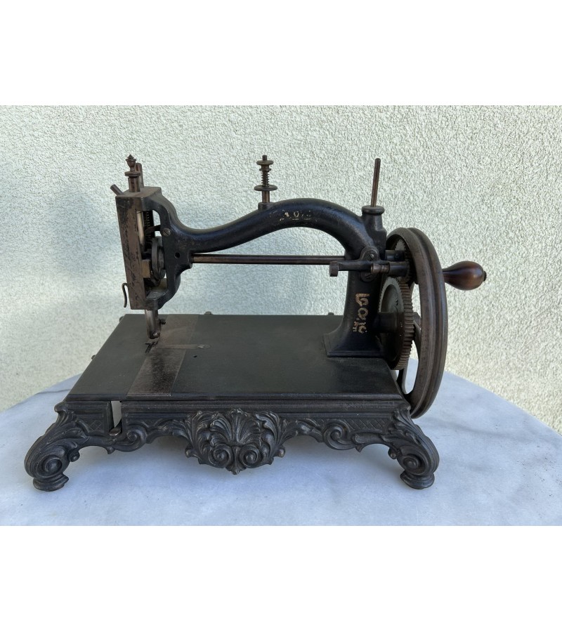 Siuvimo mašina antikvarinė įdomaus dizaino, ketaus, špižinė. Kaina 128