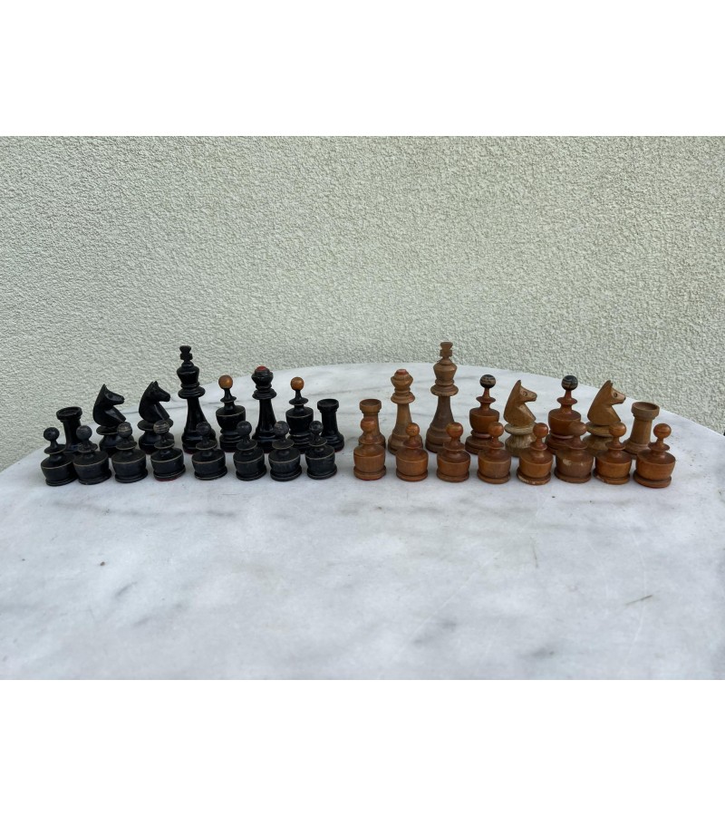 Šachmatai mediniai, antikvariniai, drožinėti. Kaina 87