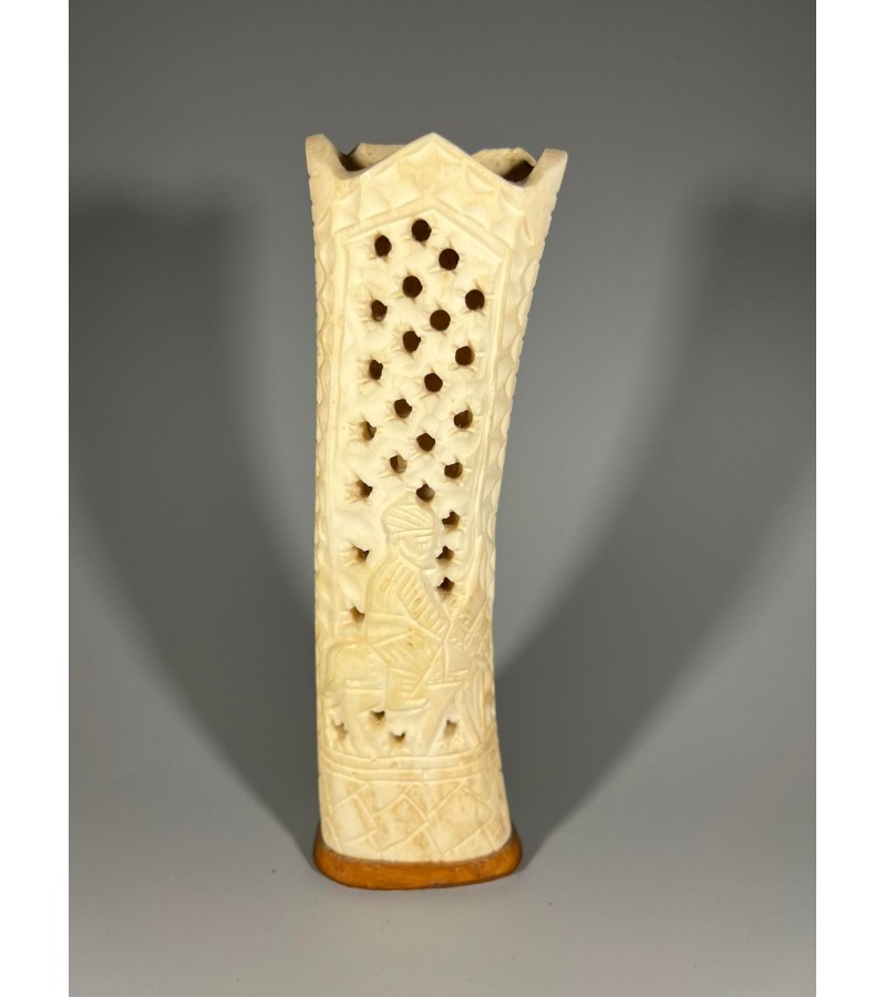 Vaza rankų darbo, pagaminta iš ilties, kaulo drožinėta. Aukštis 20 cm. Kaina 38