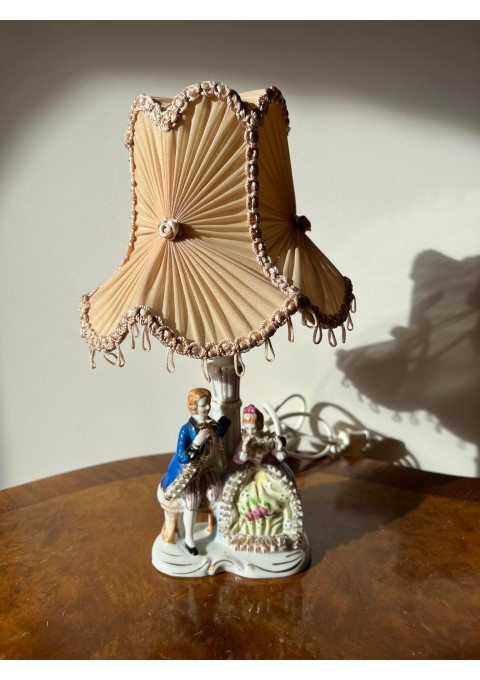 Stalinė - naktinė lemputė, šviestuvas su porcelianine statulėle, vintažinė. Veikianti. Kaina 63