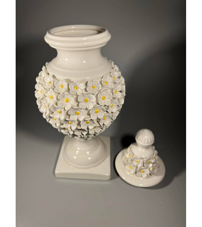 Vaza, urna porcelianinė, puošta reljefinėmis gėlėmis. Made in Italy. Kaina 38
